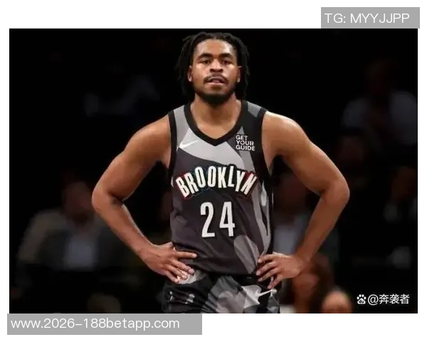 球队人手不足仍坚持替补出战托马斯对此态度冷淡不愿评论